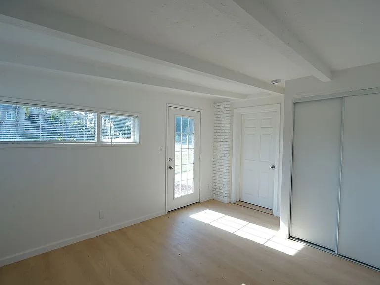 1443 N Riverside Ave — Photo 13
