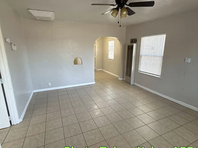 2403 N Inyo St — Photo 9