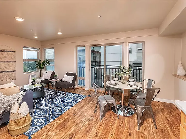4521 8th Ave NE #401 — Photo 4