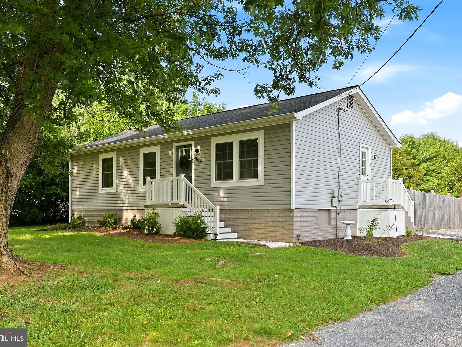 3 bed, 1.0 bath, 960 sqft, $2,000 — Photo 3