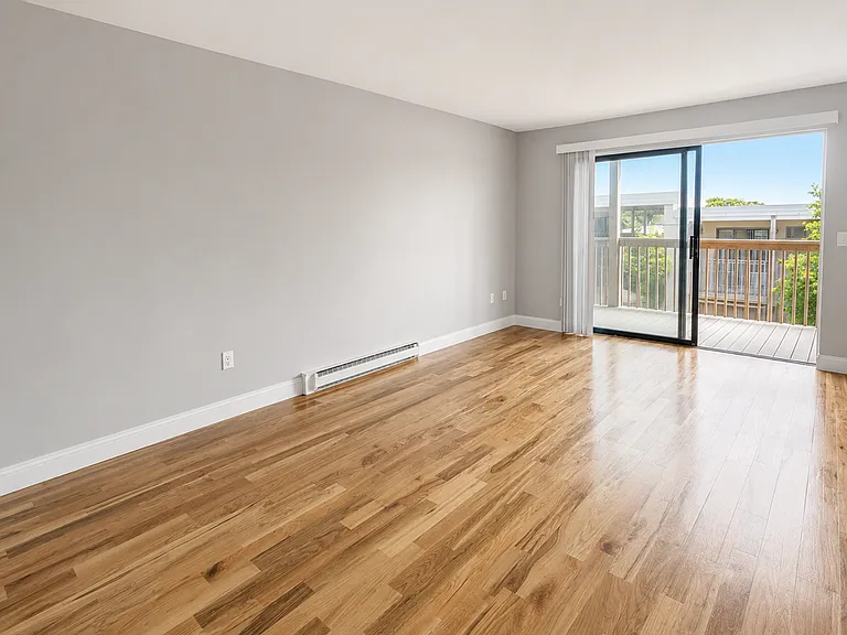 Courtview Square Apartments — Photo 1