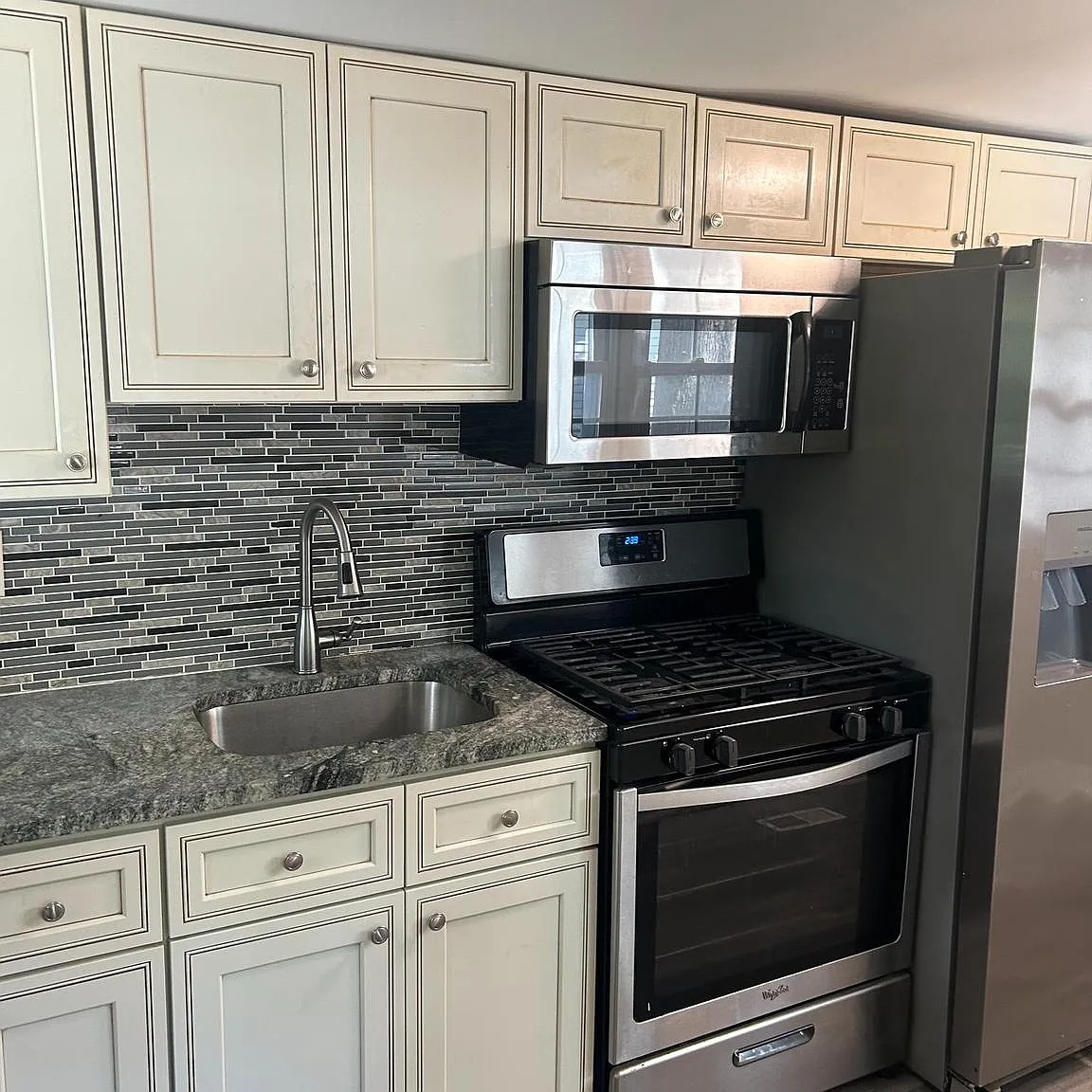 3 bed, 906 sqft, $2,240 — Photo 2