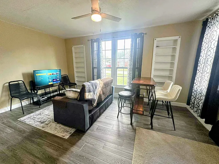 Living room/dining area