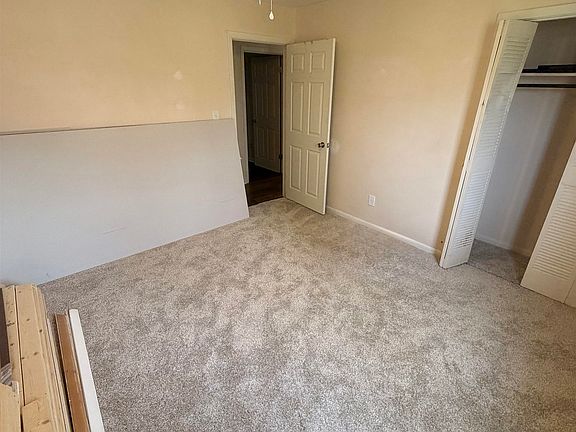 5th image of 322 Robin Dr