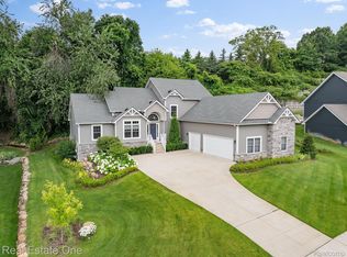 9687 Sheltering Oaks Dr, Brighton, MI