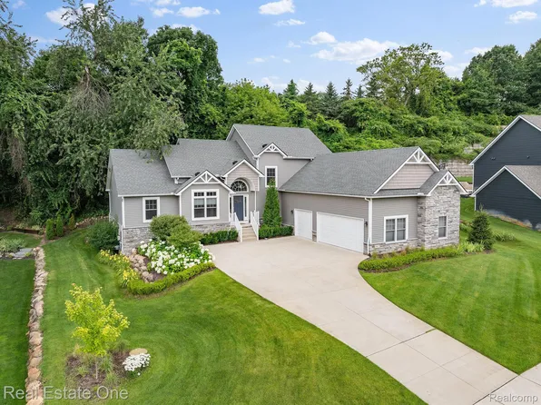 9687 Sheltering Oaks Dr, Brighton, MI 48114