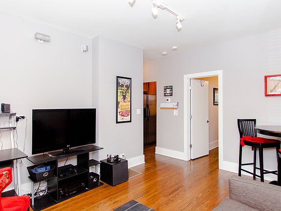 5th image of 1903 W Newport Ave Unit 1