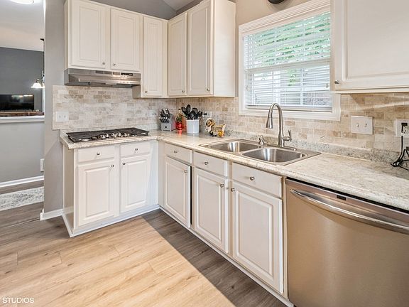 5th image of 1109 Loganbury Ct