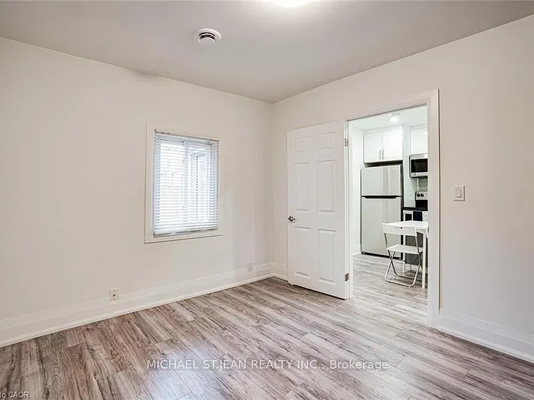 24 Vansitmart Ave — Photo 14