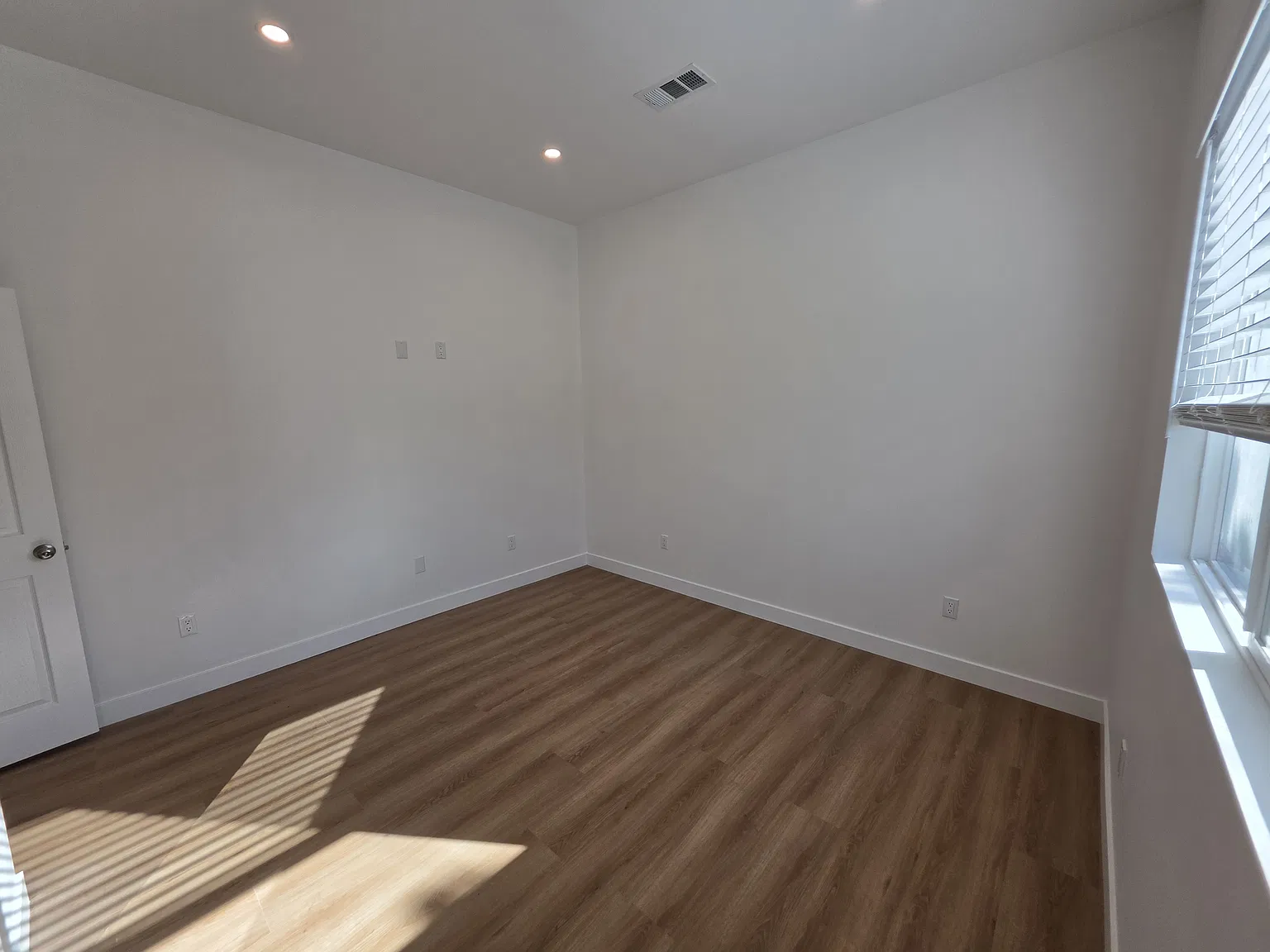2 bed, 1000 sqft, $3,500 — Photo 3