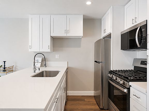 5th image of 257 S Manhattan Pl APT 12