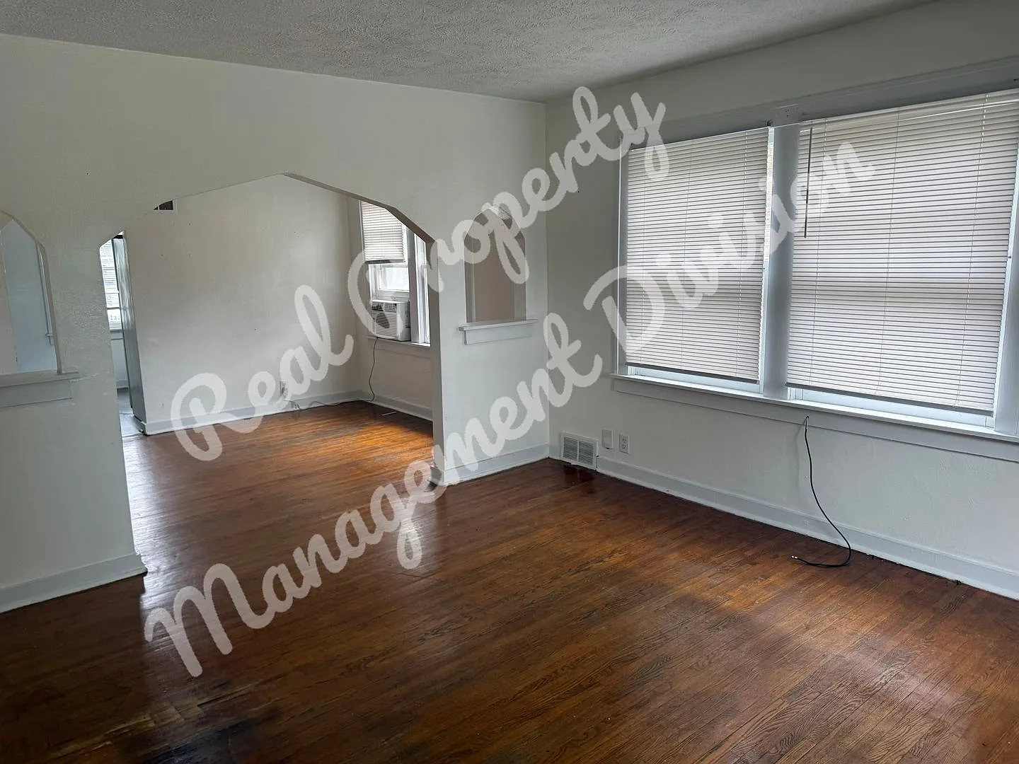 Classic 2nd Floor 2BD, 1 BA Apartment — Photo 3