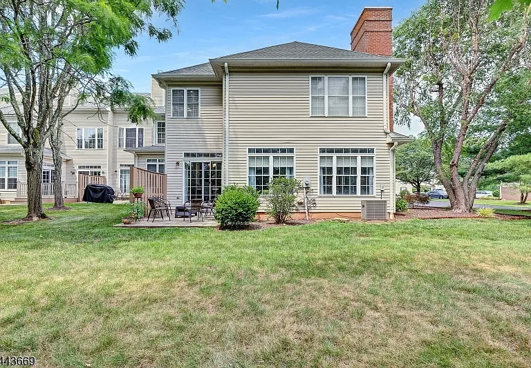 10 Stevens Ln — Photo 26