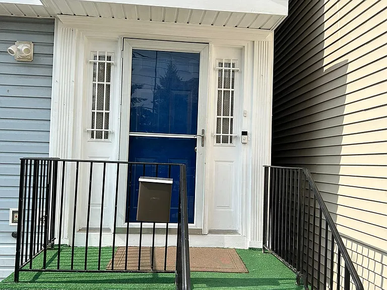 98 16th Ave — Photo 1