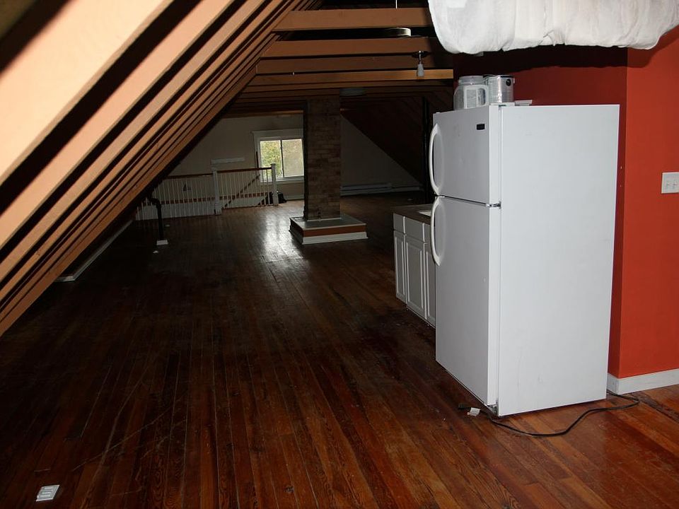 large 75ft X 20ft wide w separte bathroom