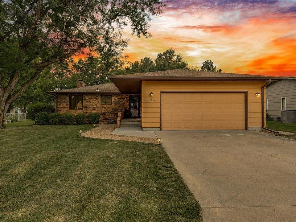 1st image of 727 Crescent Dr