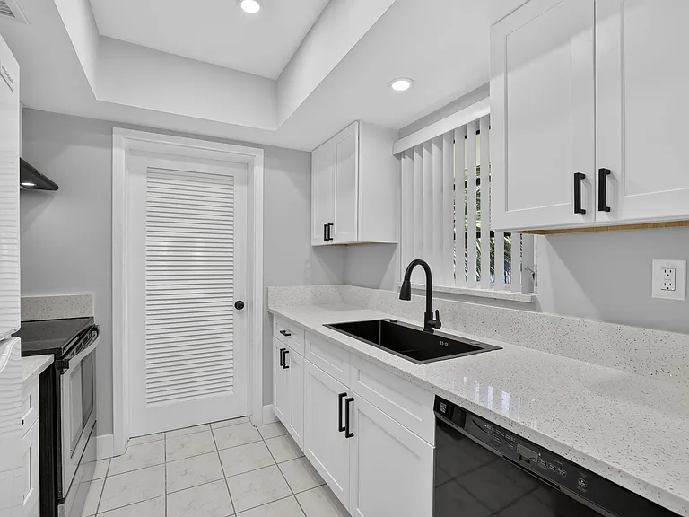 2755 NE 28th Ave #E2 — Photo 12