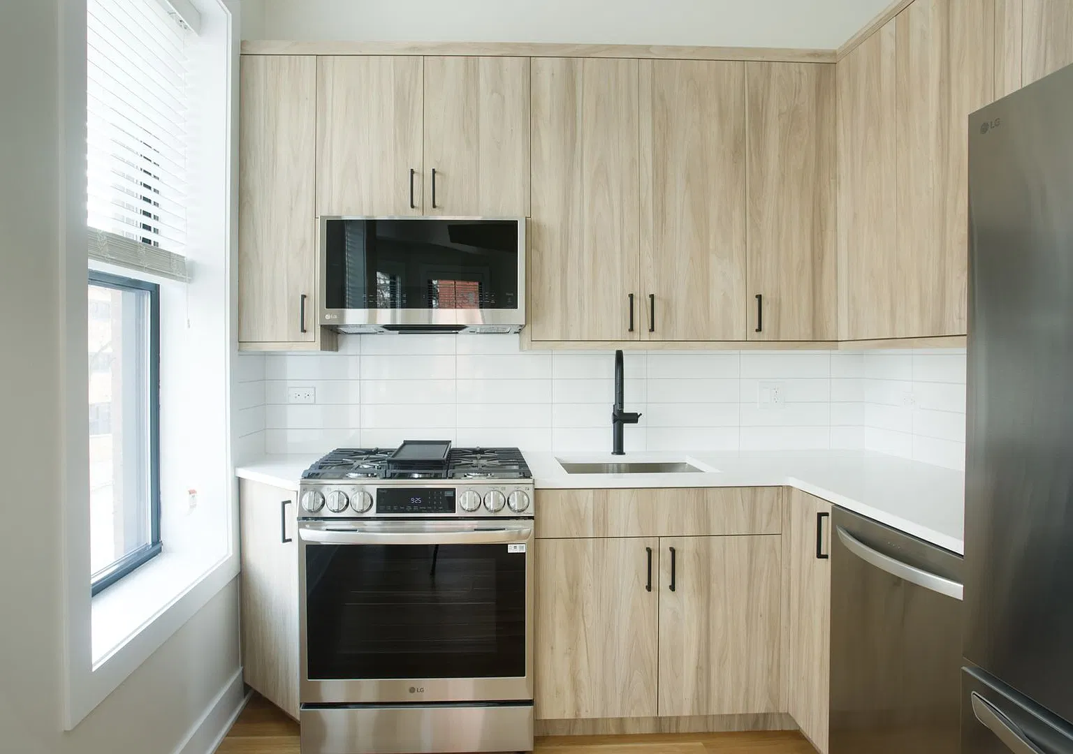 2 bed, 975 sqft, $3,950 — Photo 1