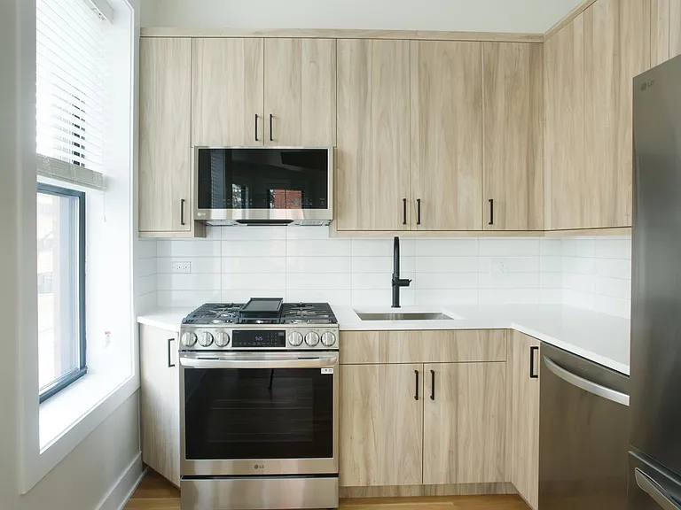 2250 N Southport Ave — Photo 3
