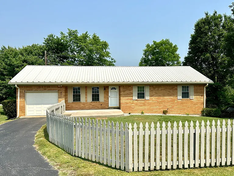Looking for a serene escape? This beautiful house with a white picket fence is surrounded by lush greenery. Perfect for those who love the outdoors. Don't miss out on this peaceful oasis, it's ready to welcome you with open arms! #rentalproperty #happyhom