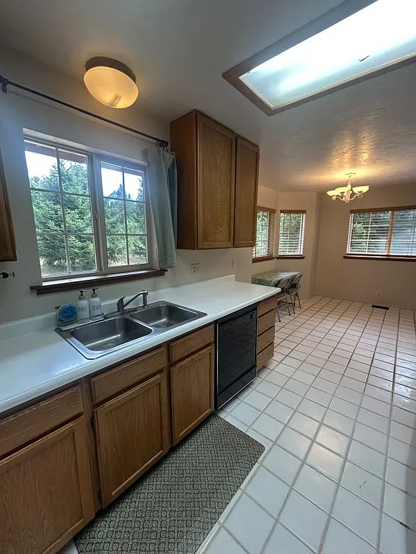 3 bed, 1.5 bath, 1122 sqft, $700 — Photo 3