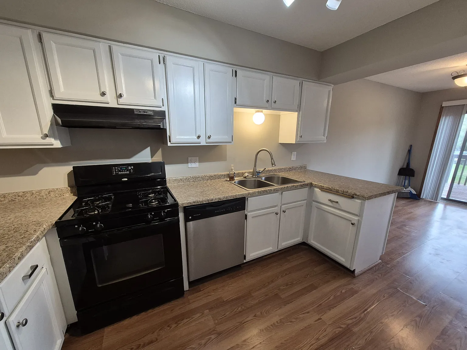 3 bed, 1420 sqft, $1,900 — Photo 2