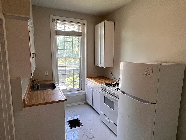 120 E Oak St #1 — Photo 17