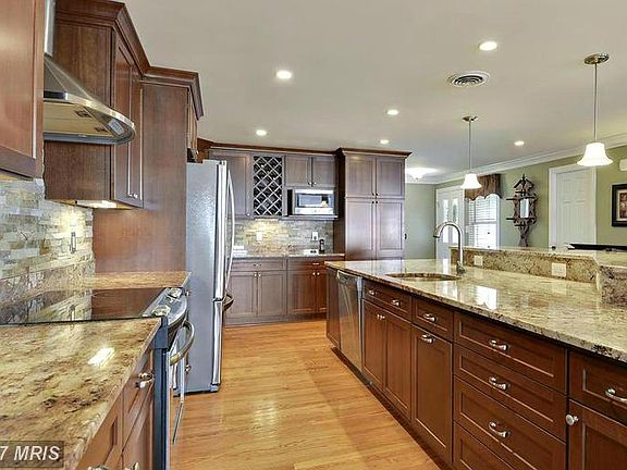 5th image of 124 Bay Dr