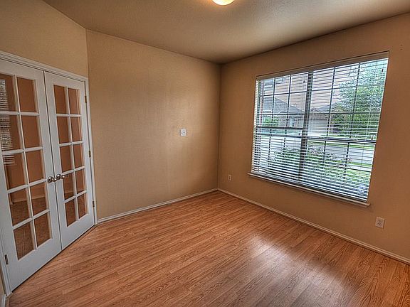 5th image of 831 Lake Forest Trl