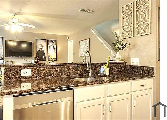 4 bed, 3052 sqft, $3,820 — Photo 4