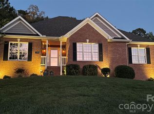 1463 Brookstone Dr, Hickory, NC 28602
