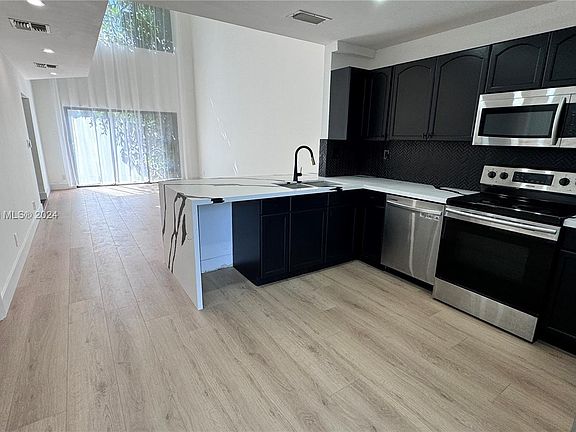 3rd image of 370 City View Dr #370