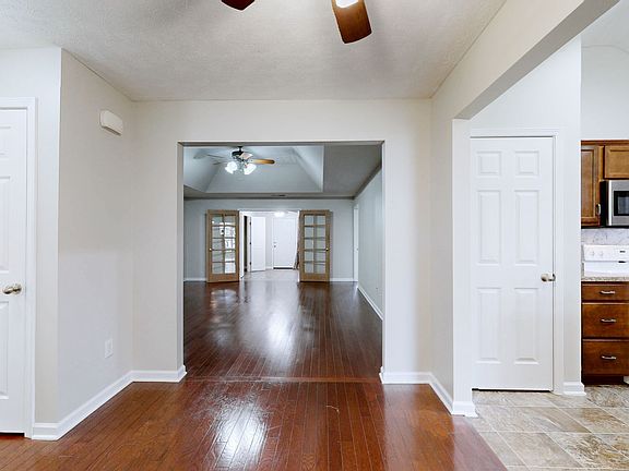 4th image of 1079 Savannah Ave