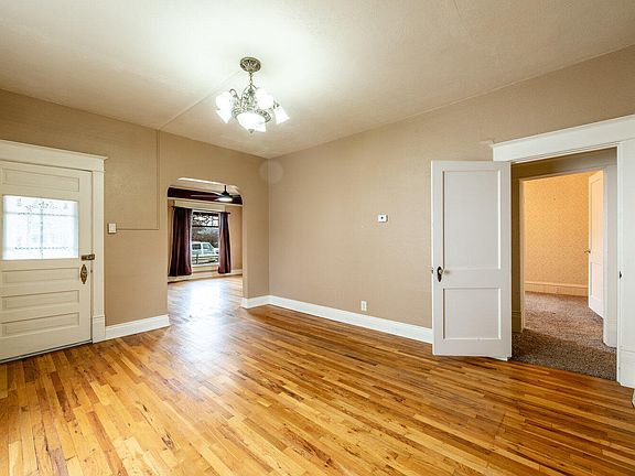 5th image of 528 Gladstone St