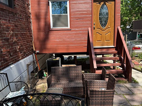 2nd image of 811 W Emaus Ave