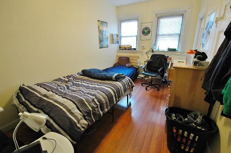 3 bed, 999 sqft, $6,000 — Photo 1