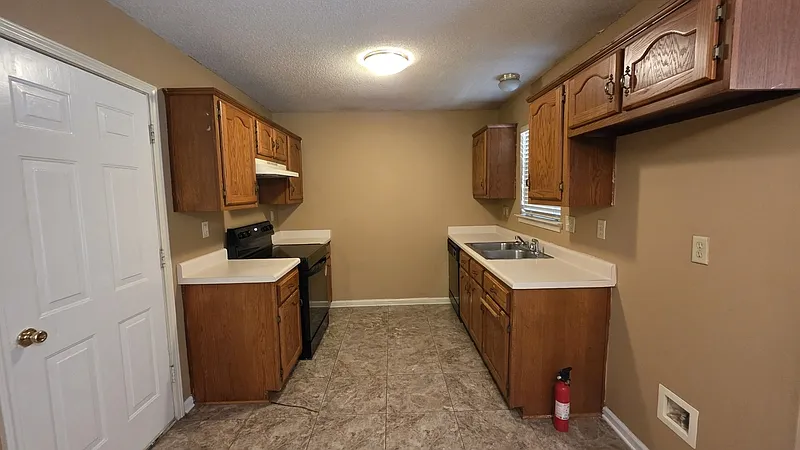 3 bed, 2.0 bath, 1271 sqft, $1,395 — Photo 3