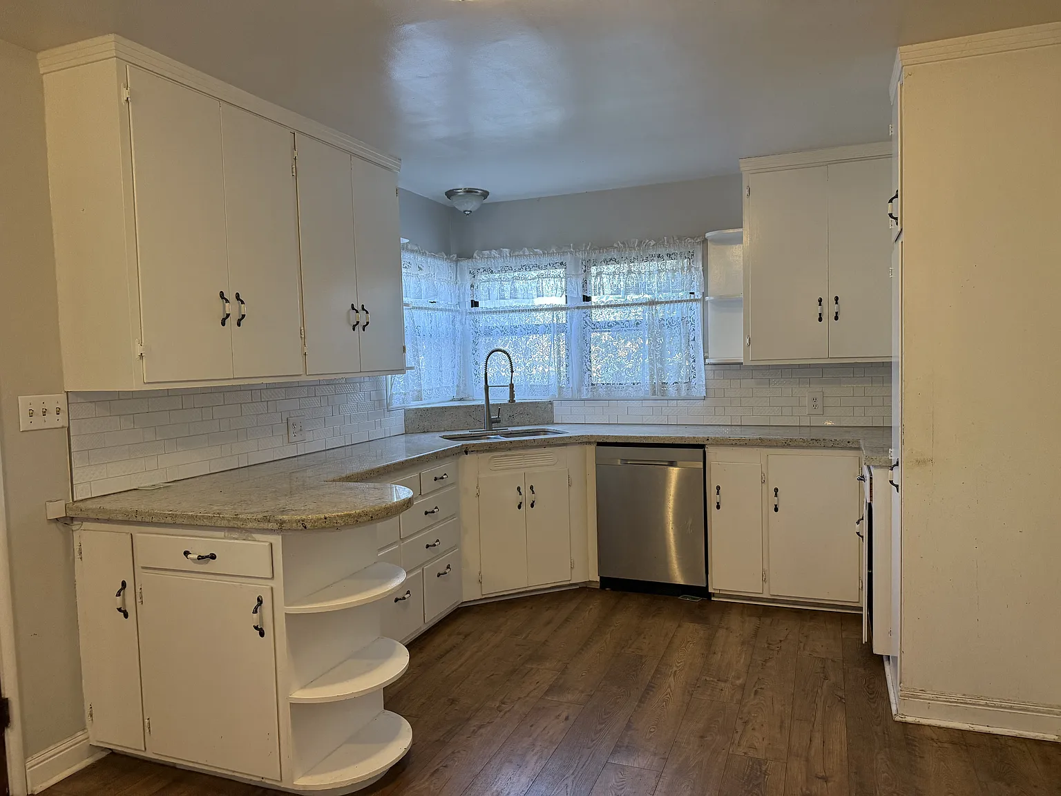 4 bed, $4,000 — Photo 3
