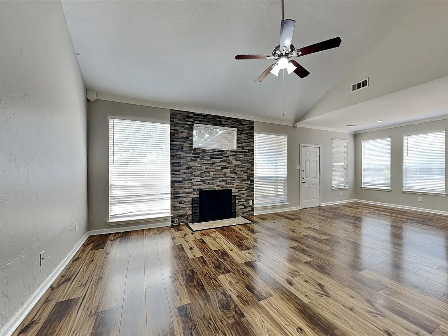 4 bed, 2.5 bath, 2504 sqft, $2,240 — Photo 3