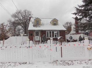 1 Chestnut St, Westbury, NY 11590