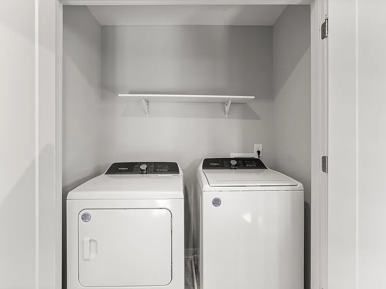 washer/dryer included