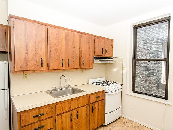 4th image of 2428 27th St APT 2B