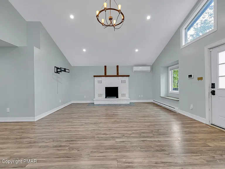 7054 Woodbridge Dr W — Photo 7
