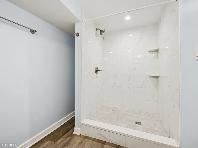 2547 W Homer St #1G — Photo 6