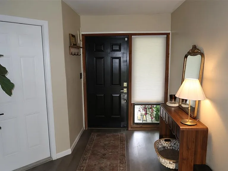 5945 Venetian Blvd NE — Photo 10