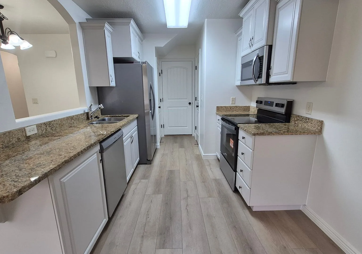 Remodeled 3 Bed / 2.5 Bath Townhome in Great Location — Photo 4