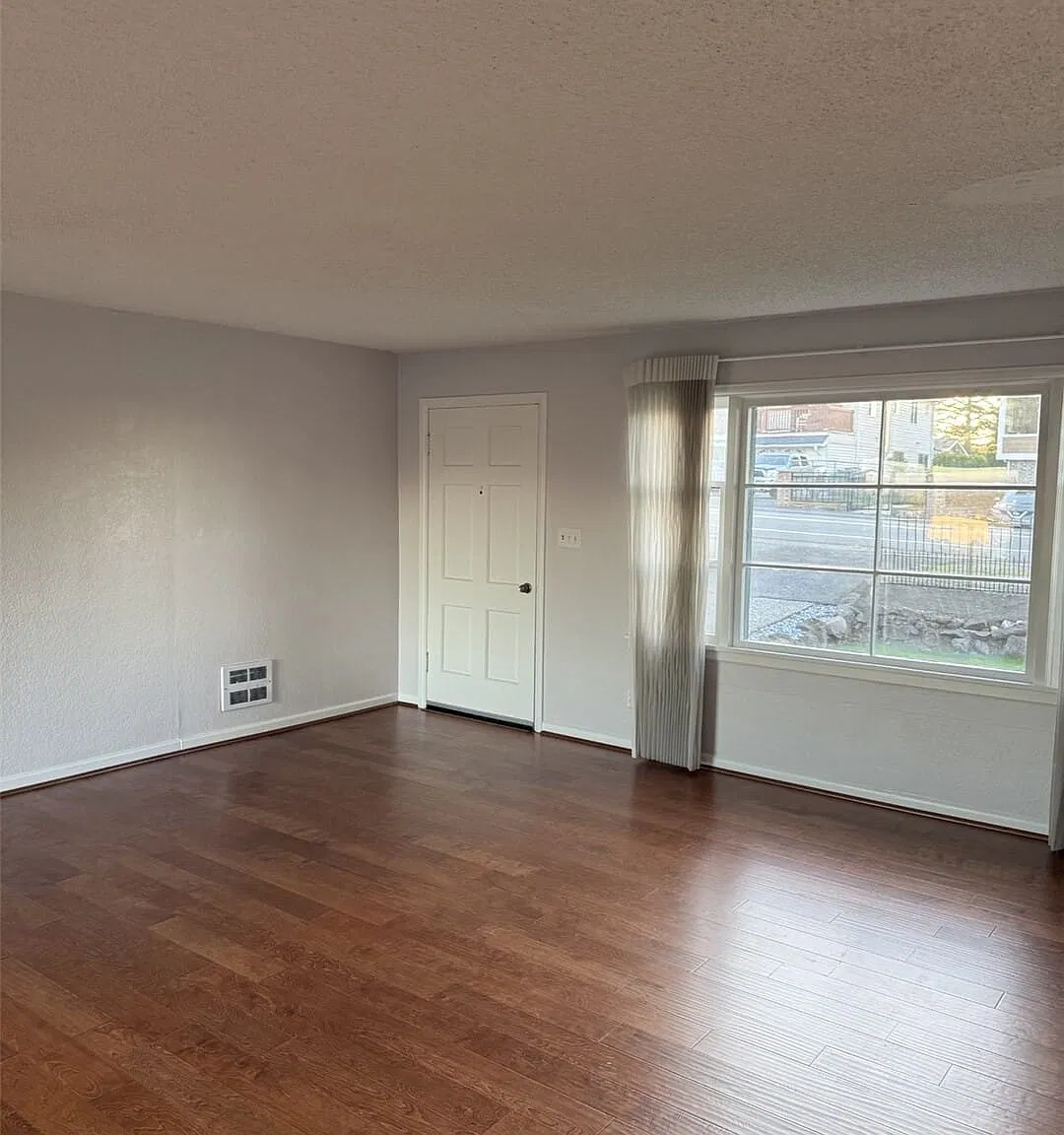 2 bed, 1.0 bath, 1090 sqft, $2,600 — Photo 2