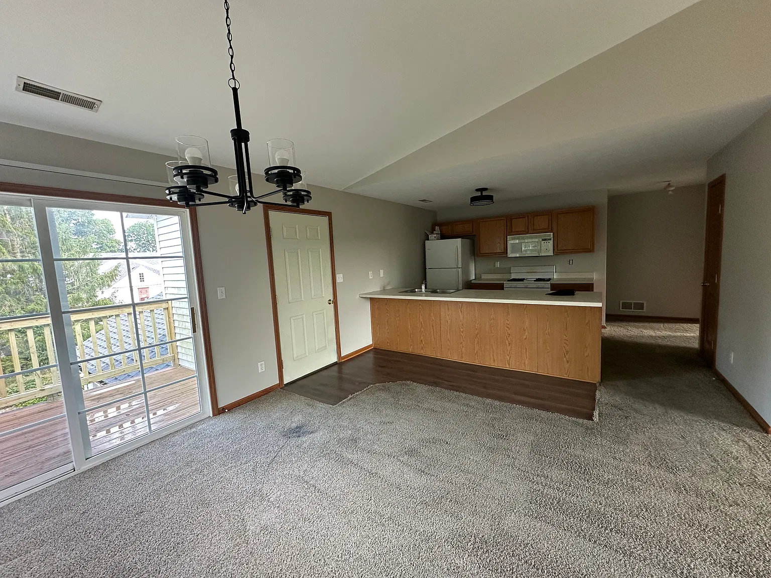 2 bed, 1376 sqft, $1,600 — Photo 3