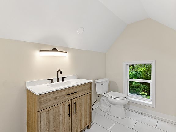4th image of 242 Quail St #2