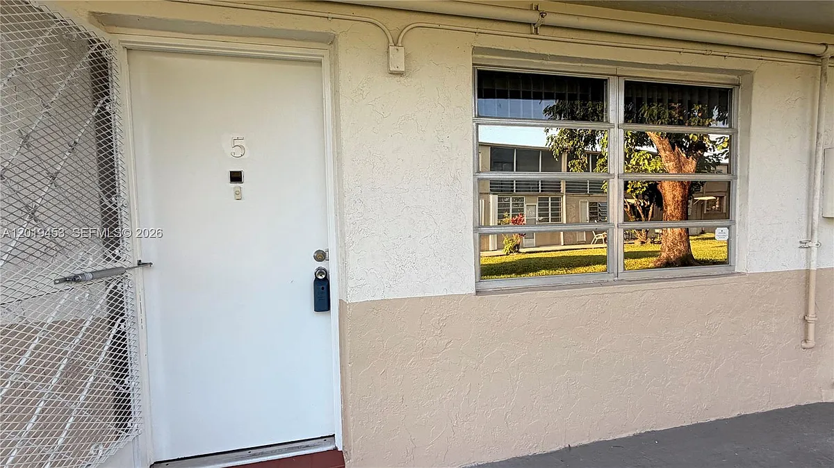 Building Photo - 20230 NE 2nd Ave #U5